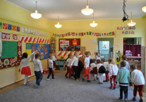Dzieci z grupy V tańczą Poloneza. Ujęcie 2
